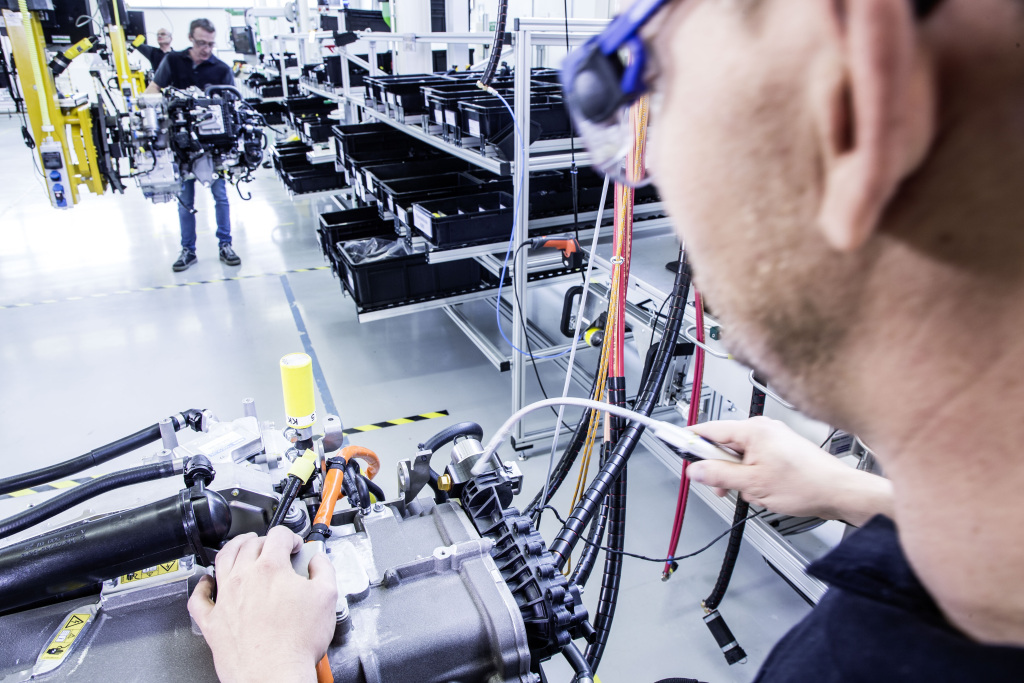 Volvo With Daimler A Joint Venture To Develop Fuel Cell Trucks And Buses Sustainable Bus