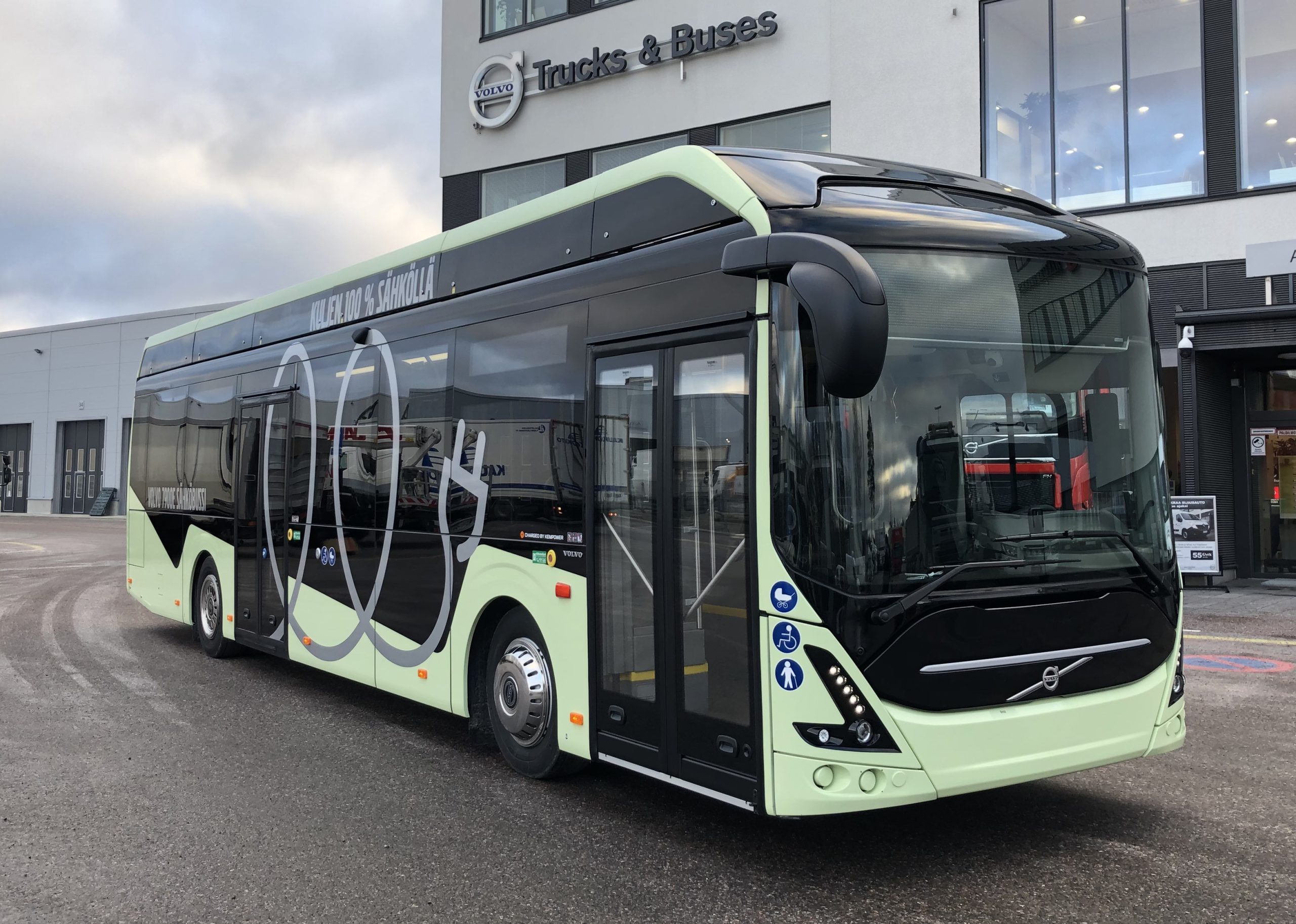 Средняя скорость электробуса. Электробус Volvo 7900. Volvo 7900 Electric. Volvo 7900 Bus. Беспилотный электроавтобус Volvo 7900.