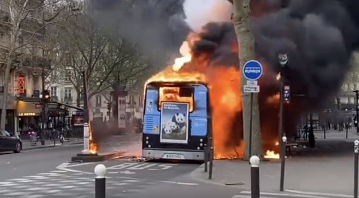 bus fire paris