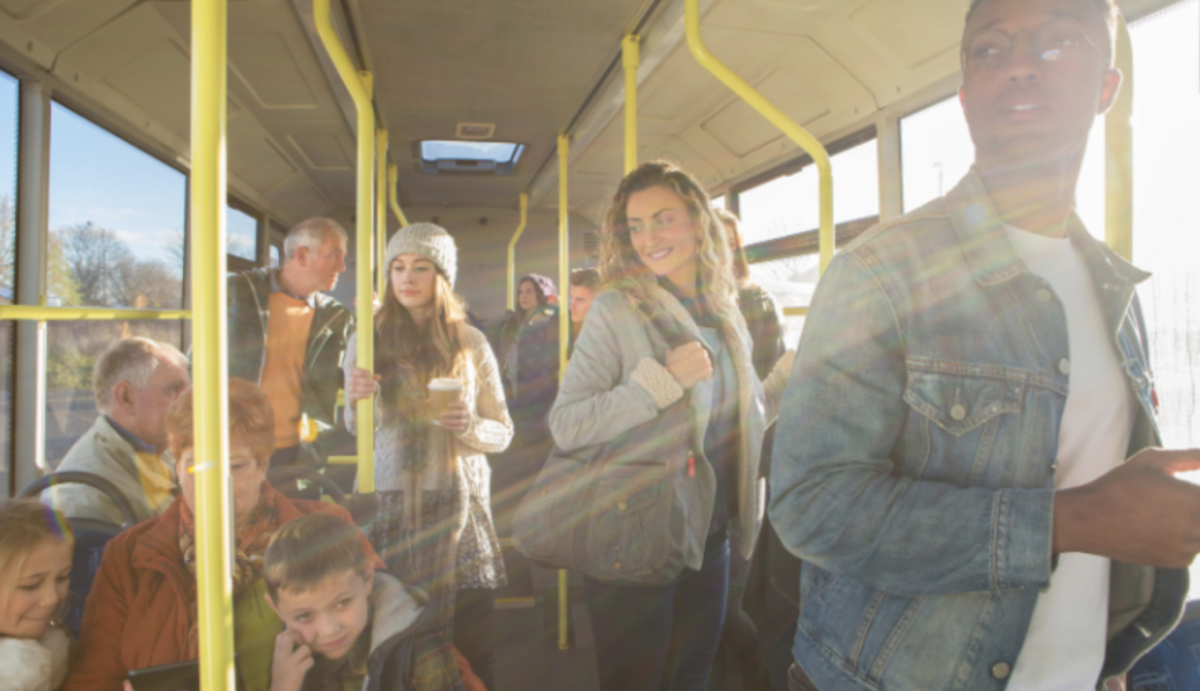 Люди в автобусе осенью. Young общественный транспорт. Фото люди в маршрутке напротив. Дети в автобусе реальные.