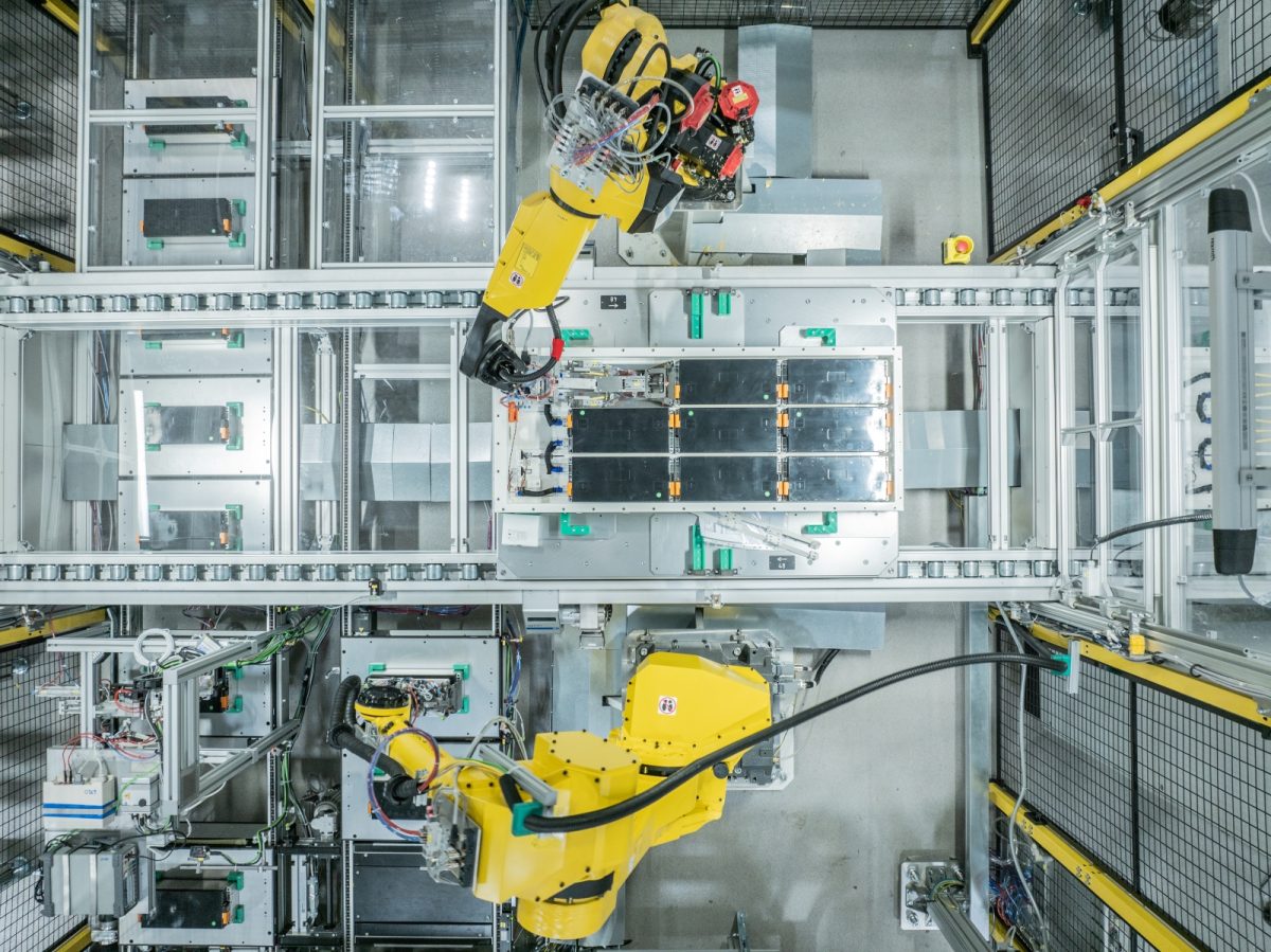 robotic arms in battery disassembly