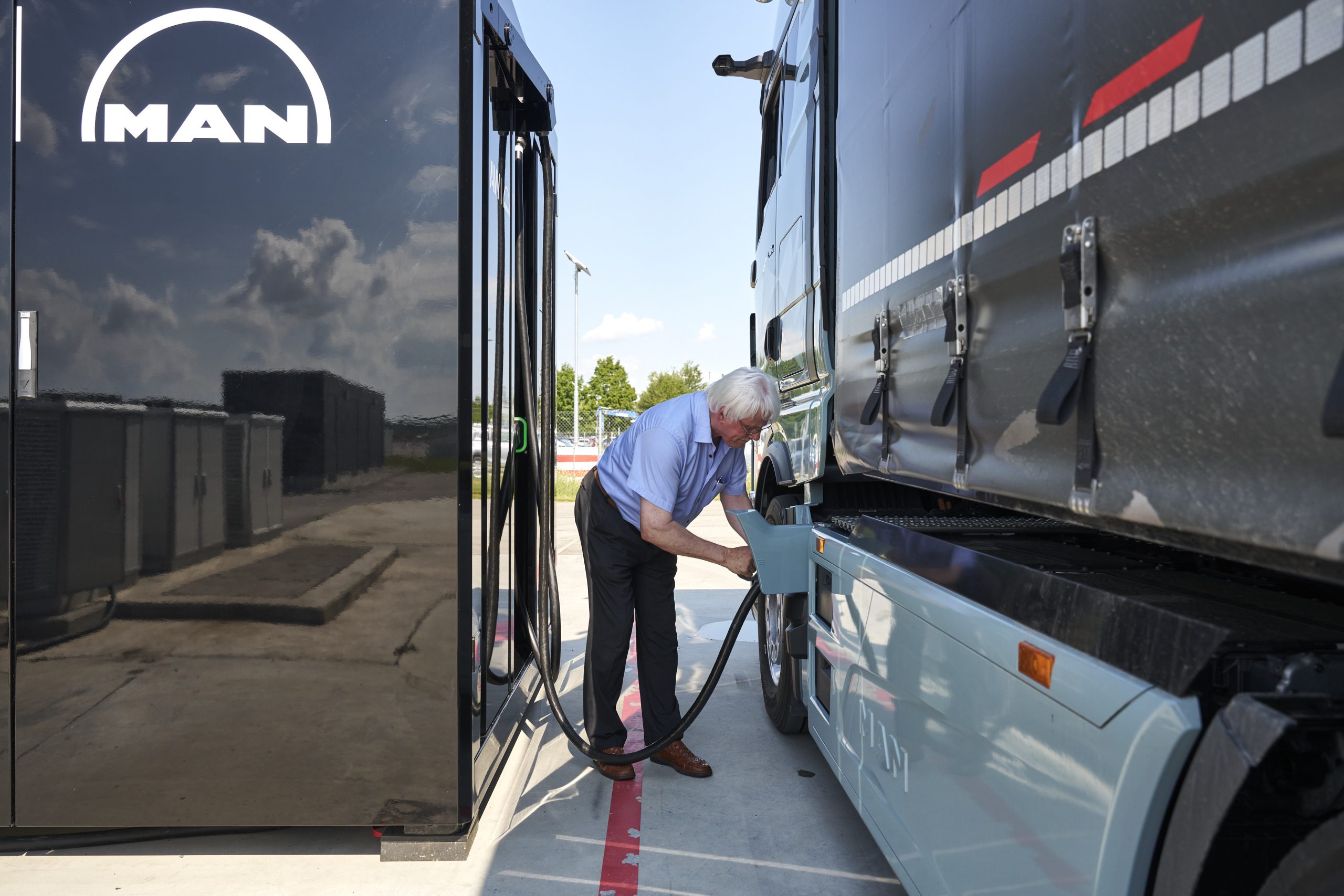 MAN expands charging solutions for e-trucks and e-buses with portable Smart Charging Cube - Sustainable Bus