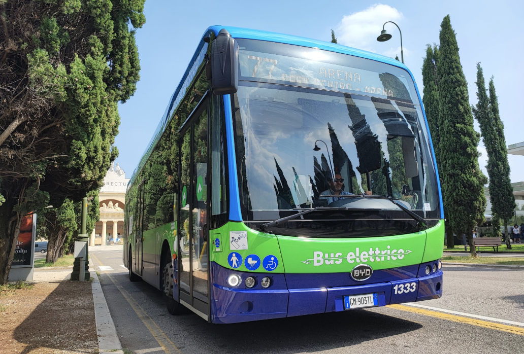 BYD electric buses enter service in Verona with Italy's first structural battery-integrated B12 - Sustainable Bus