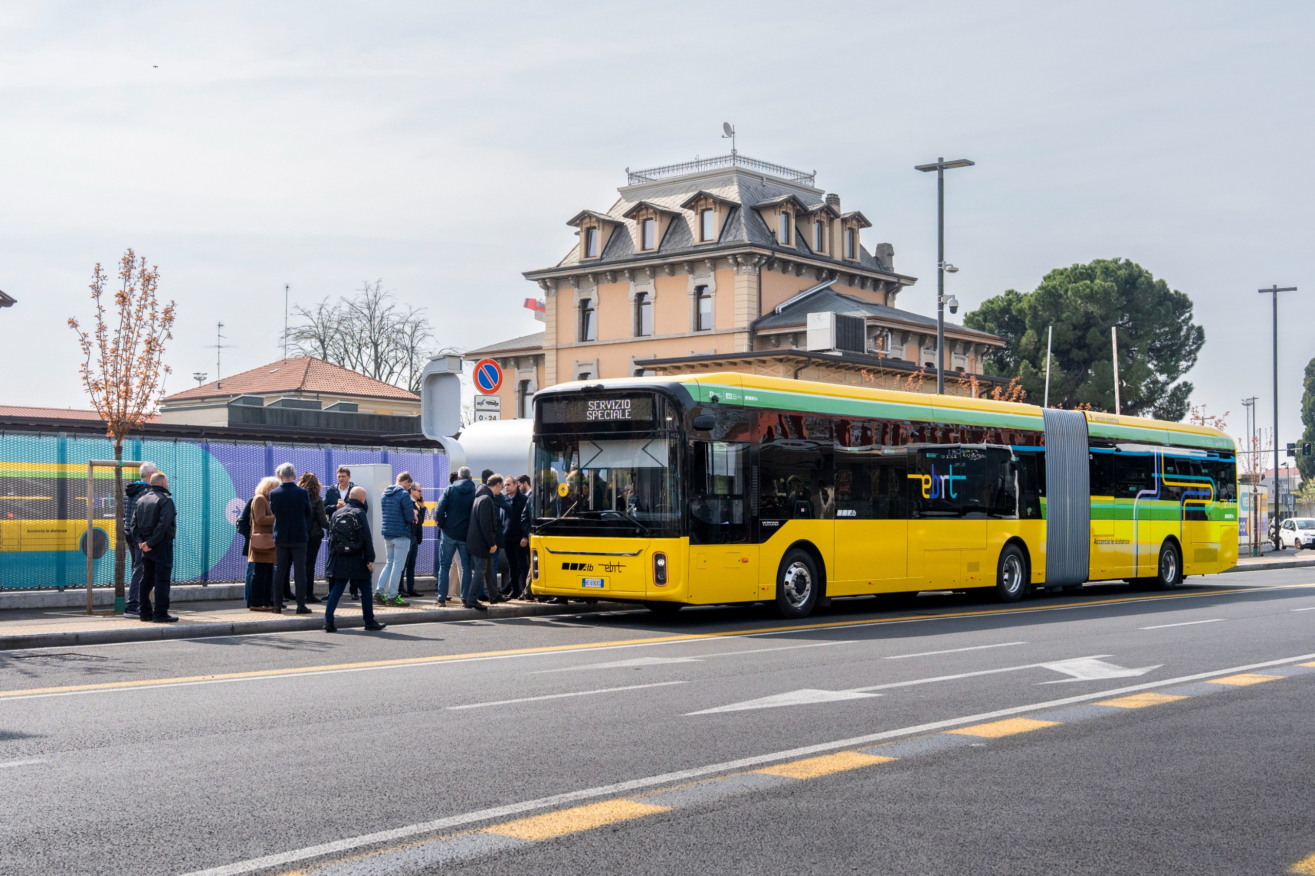E-buses and shelters for Bergamo e-BRT system unveiled as works exceed 80 percent - Sustainable Bus