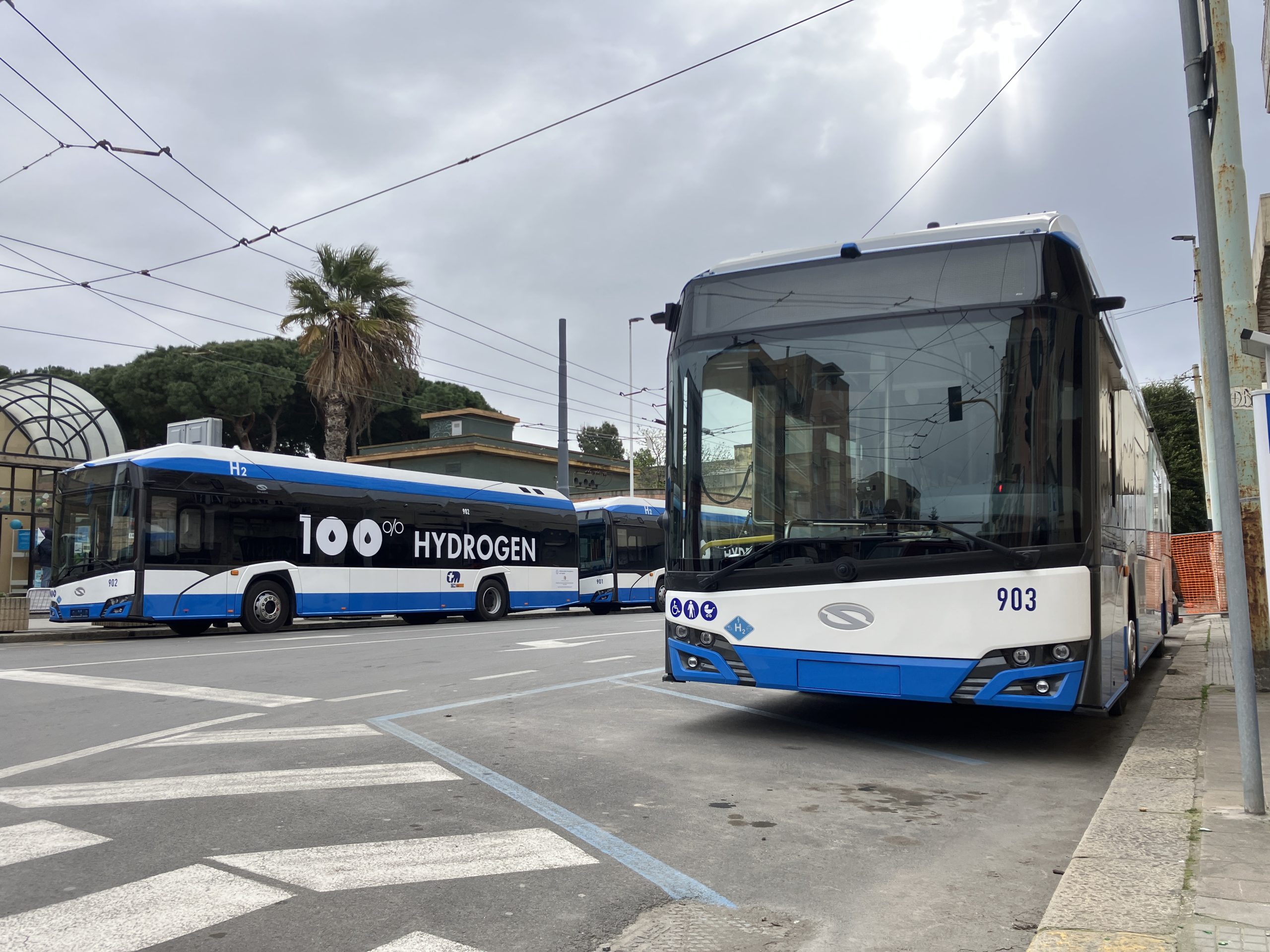 Cagliari introduces three hydrogen buses as fleet reaches 236 zero emission units, full electrification target set for 2030 - Sustainable Bus